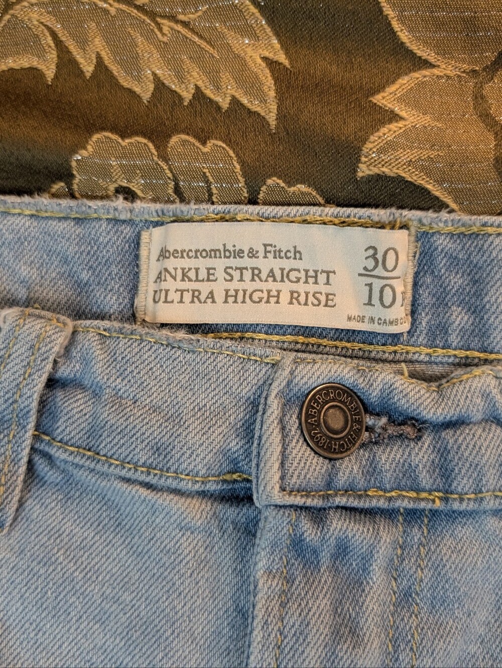 Abercrombie & Fitch Women's Light Blue Distressed Jeans Size 30/10 R - Picture 4 of 14